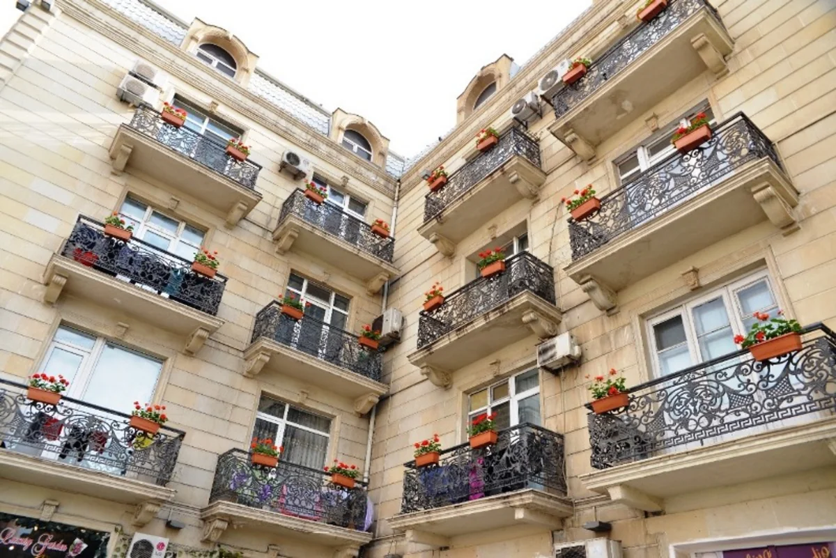 BŞİH binaların eyvanlarına gül dibçəkləri yerləşdirib, sakinlərə çağırış etdi