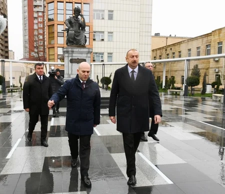 Prezident Xətainin heykəlinin köçürüldüyü parkda olub