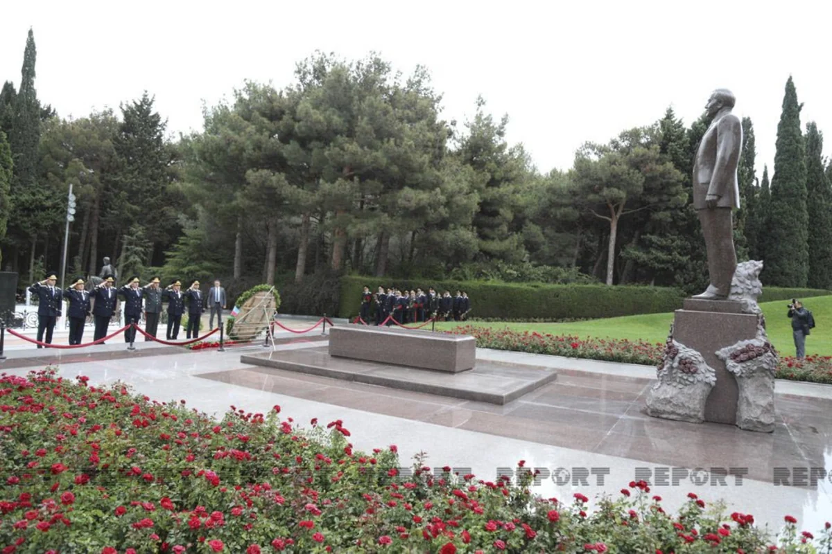 Baş Prokurorluğun əməkdaşları Fəxri və Şəhidlər xiyabanlarını ziyarət edib