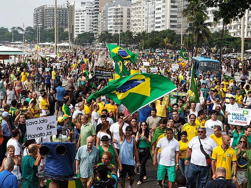 Braziliyanın 21 regionunda Dilma Russeff tərəfdarları və əleyhdarlarının nümayişi keçirilib