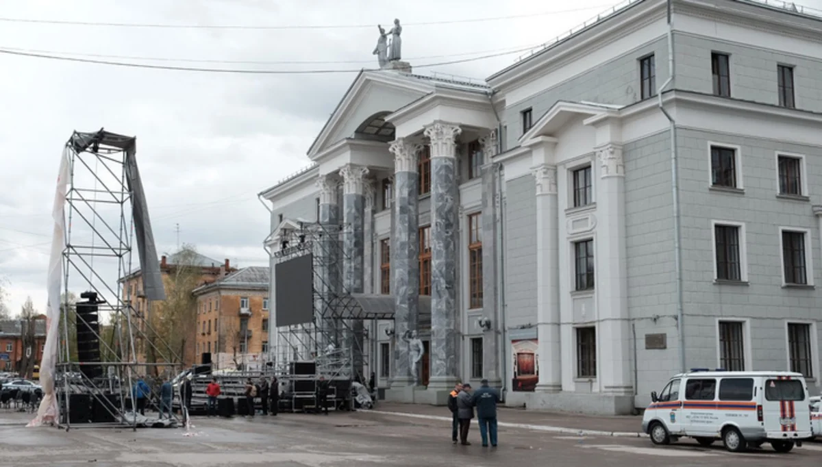 В России в доме культуры на детей обрушилась часть сцены