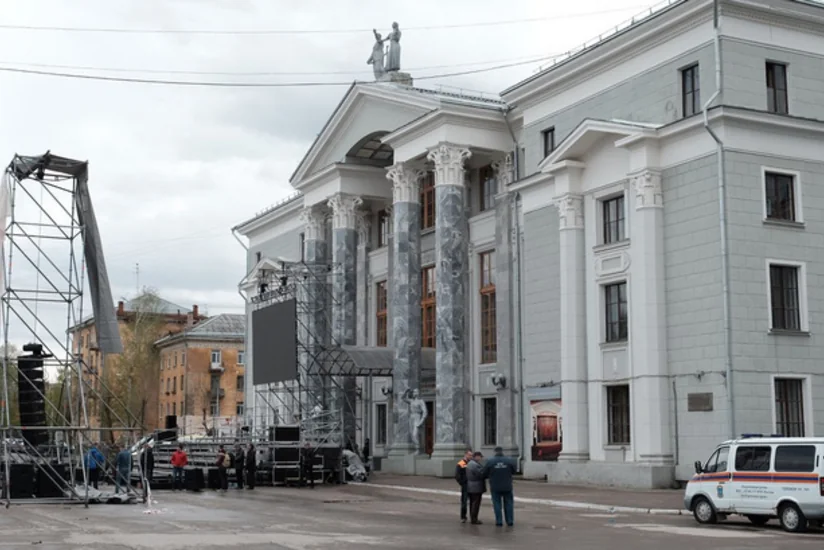 В России в доме культуры на детей обрушилась часть сцены