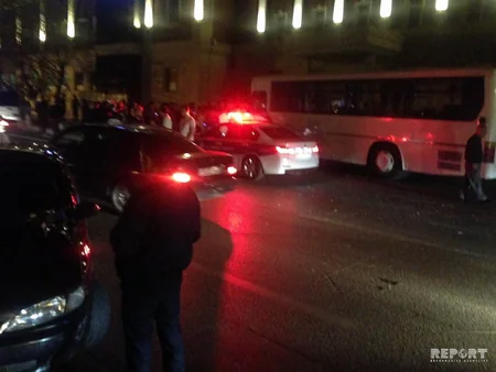 Bakıda sərnişin avtobusu qəza törədib - FOTO