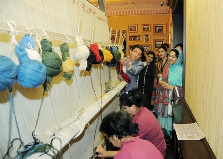 Pakistani PM’s spouse visits Azerilma LLC carpet gallery
