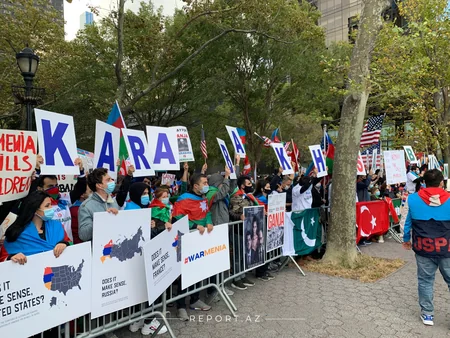 BMT-nin binası qarşısında Gəncə hadisələri ilə bağlı aksiya keçirilir