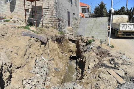 Bakıda ev sökülmədən kanalizasiya kollektorunda qəza aradan qaldırılıb
