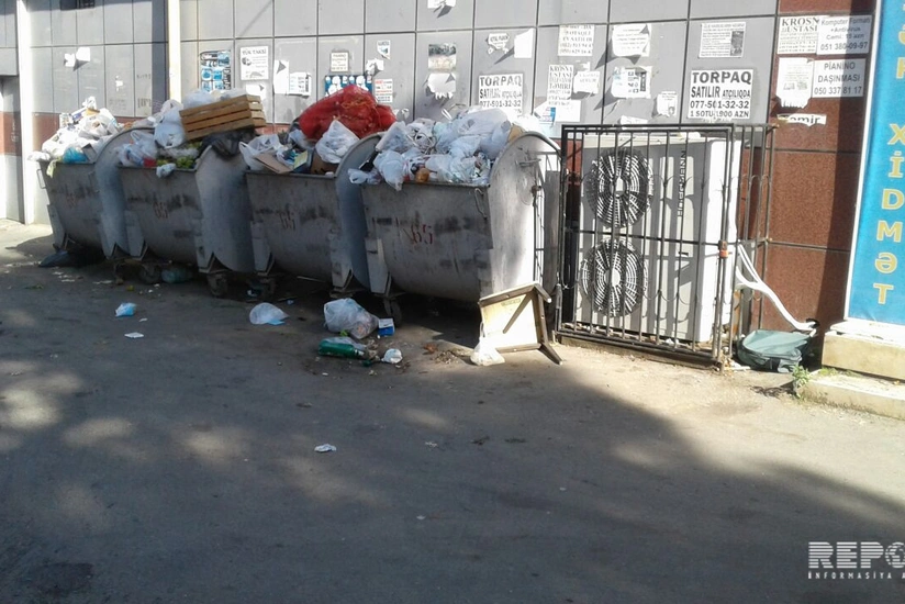 В Насиминском районе мусорные баки расставлены на пути учеников