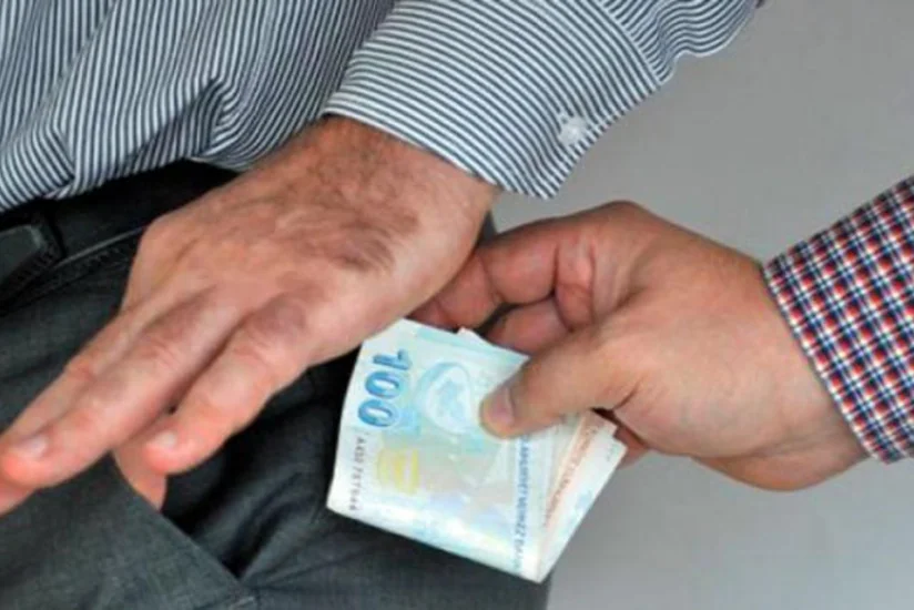 Rüşvətə görə həbs edilən vergi müfəttişinin məhkəməsi başlayıb