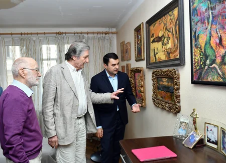 Mədəniyyət naziri 95 yaşı tamam olmuş Xalq rəssamı ilə görüşüb