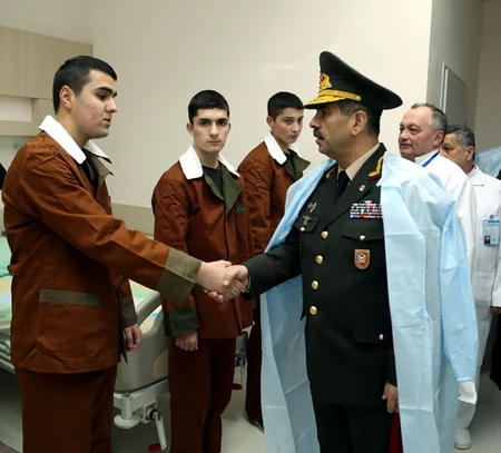 ​Müdafiə naziri Silahlı Qüvvələrin Baş Klinik Hospitalında olub