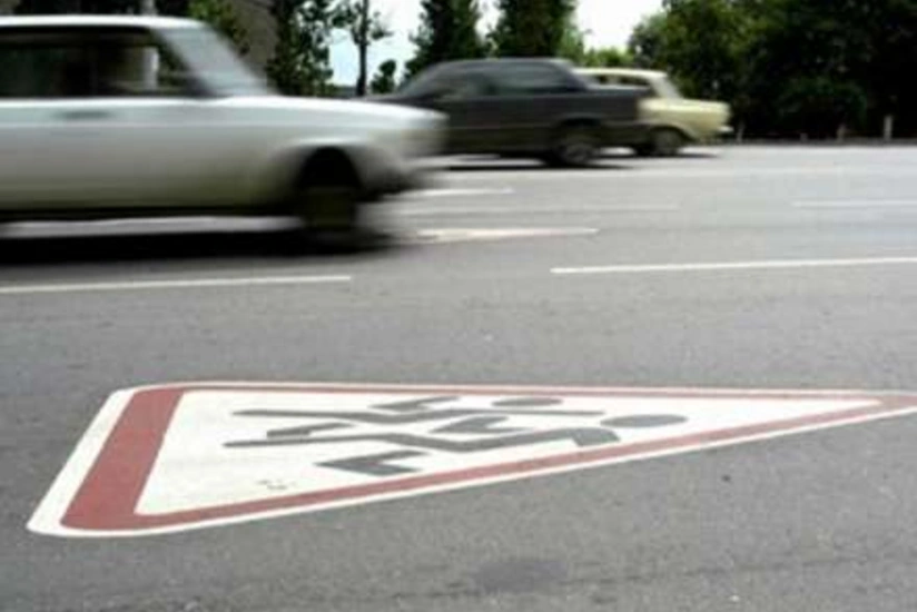 Bakıda avtomobil yolu keçən piyadanı vuraraq öldürüb