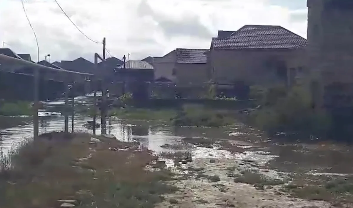 Bir sıra fərdi yaşayış evlərinin həyətlərini su basıb