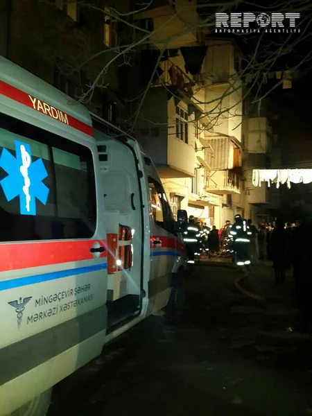В Мингячевире потушен пожар в общежитии, 10 человек госпитализированы