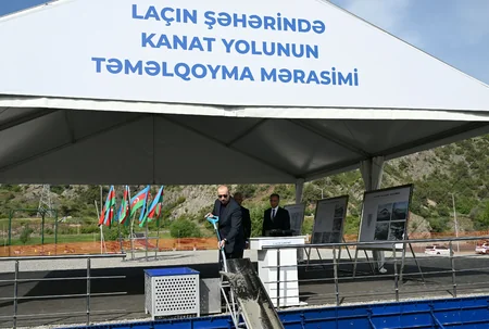 Prezident İlham Əliyev Laçın kanat yolunun təməlini qoyub