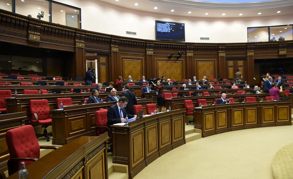 Deputat: Hakim komandanın 10-dan çox üzvü Paşinyanın istefasını istəyir