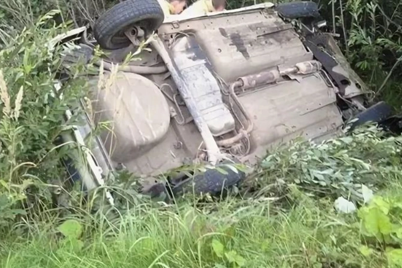 Gədəbəydə minik maşını yol kənarındakı dərəyə aşıb