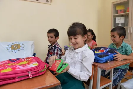 Regionlarda məktəblilərə çanta və dərs ləvazimatı hədiyyə edilib