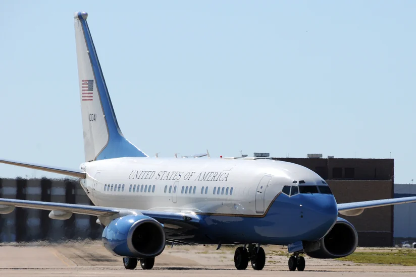 Борт с Пелоси следует в направлении Тайваня