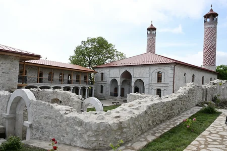 Prezident Şuşada Aşağı Gövhər Ağa məscidində aparılan bərpa işləri ilə tanış olub - YENİLƏNİB
