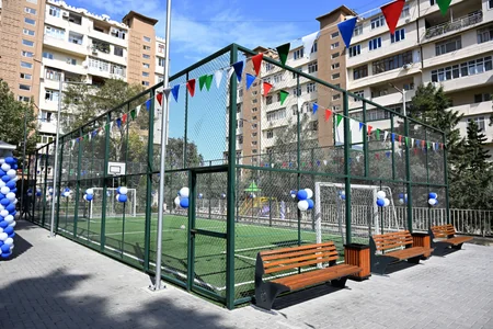 Bakıda yenilənmiş növbəti həyət sakinlərin istifadəsinə verilib