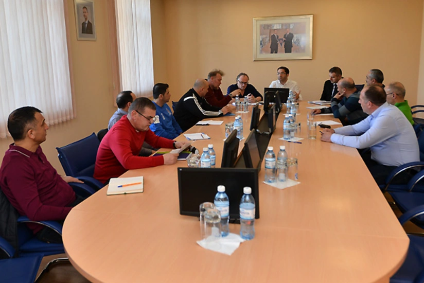 Prosineçki yeni layihə ilə bağlı məşqçilərlə görüş keçirib