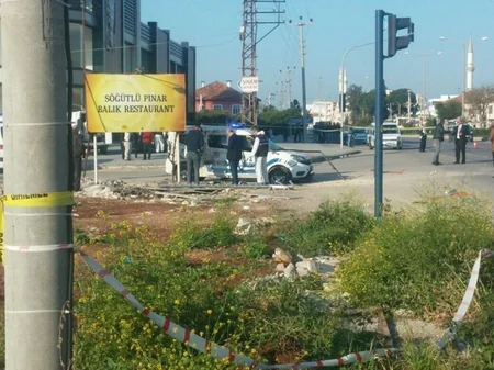 Türkiyədə polis avtomobilinə hücum olub, iki polis yaralanıb