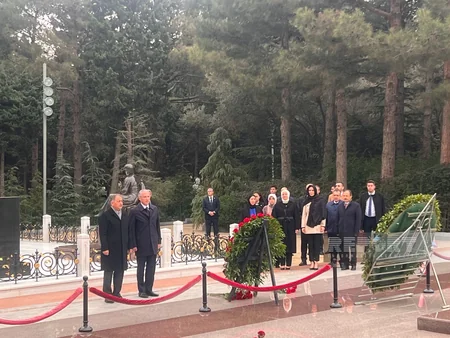 Türkiyəli nazir Fəxri və Şəhidlər xiyabanlarını ziyarət edib - YENİLƏNİB