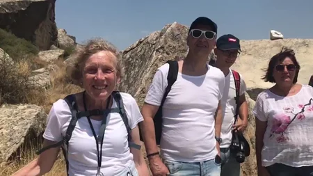 Polis yanan maşında olan xarici turistlərin həyatını xilas edib - VİDEO