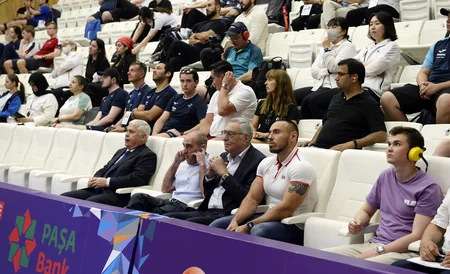 Bakıda məğlub tailandlı qızlar qalib ukraynalıların bayrağı rəngində bant taxıblar