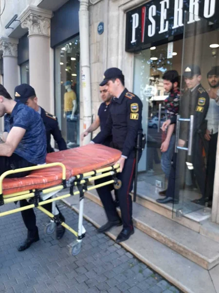 Bakıda halı pisləşən şəxs polis əməkdaşlarının köməkliyi ilə xəstəxanaya çatdırılıb