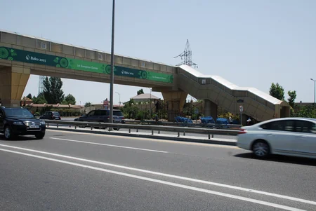 ​Bakıda yerüstü piyada keçidlərinin üzlükləri sökülür
