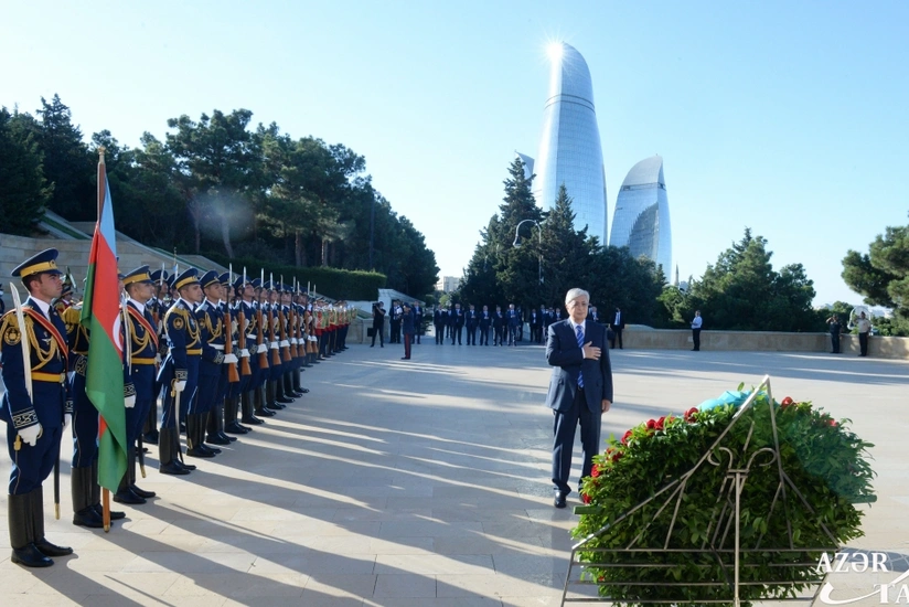Qazaxıstan Prezidenti Şəhidlər xiyabanını ziyarət edib
