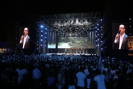 Heydər Əliyev Mərkəzinin parkında Bakının azad edilməsinin 100 illiyi münasibəti ilə konsert olub