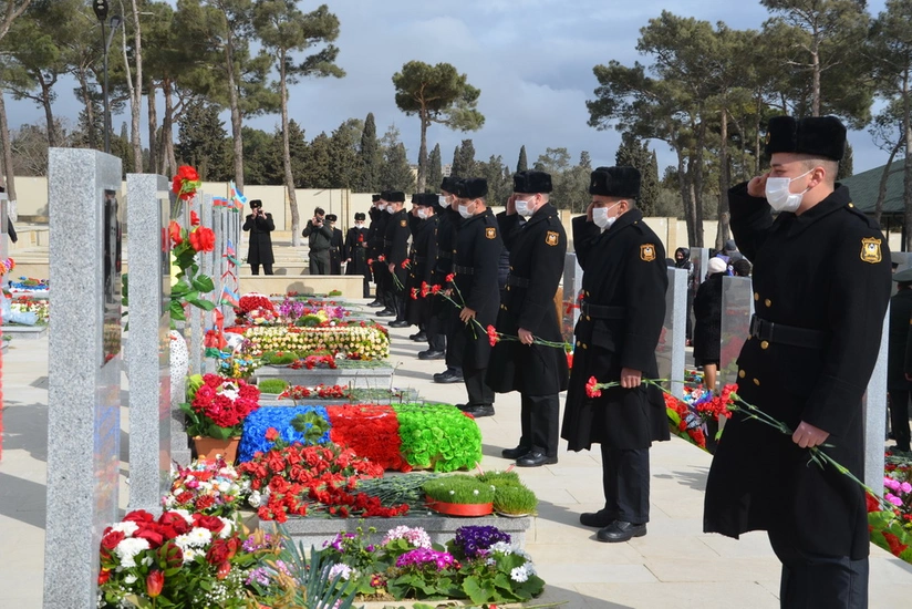 Azərbaycan hərbçiləri şəhidlərin məzarını ziyarət ediblər