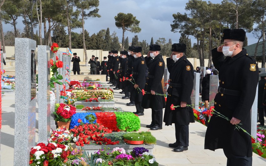 Azərbaycan hərbçiləri şəhidlərin məzarını ziyarət ediblər