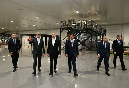 İlham Əliyev Bakıda müxtəlif növ və çeşiddə qəlyanaltı məhsullarının istehsalı zavodunun açılışında iştirak edib