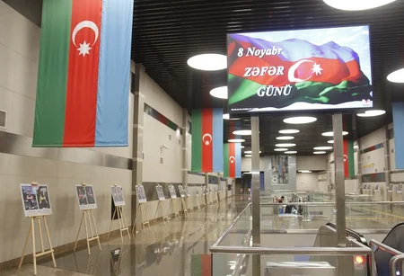 Bakı metrosunda Sizinlə qürür duyuruq layihəsi davam edir