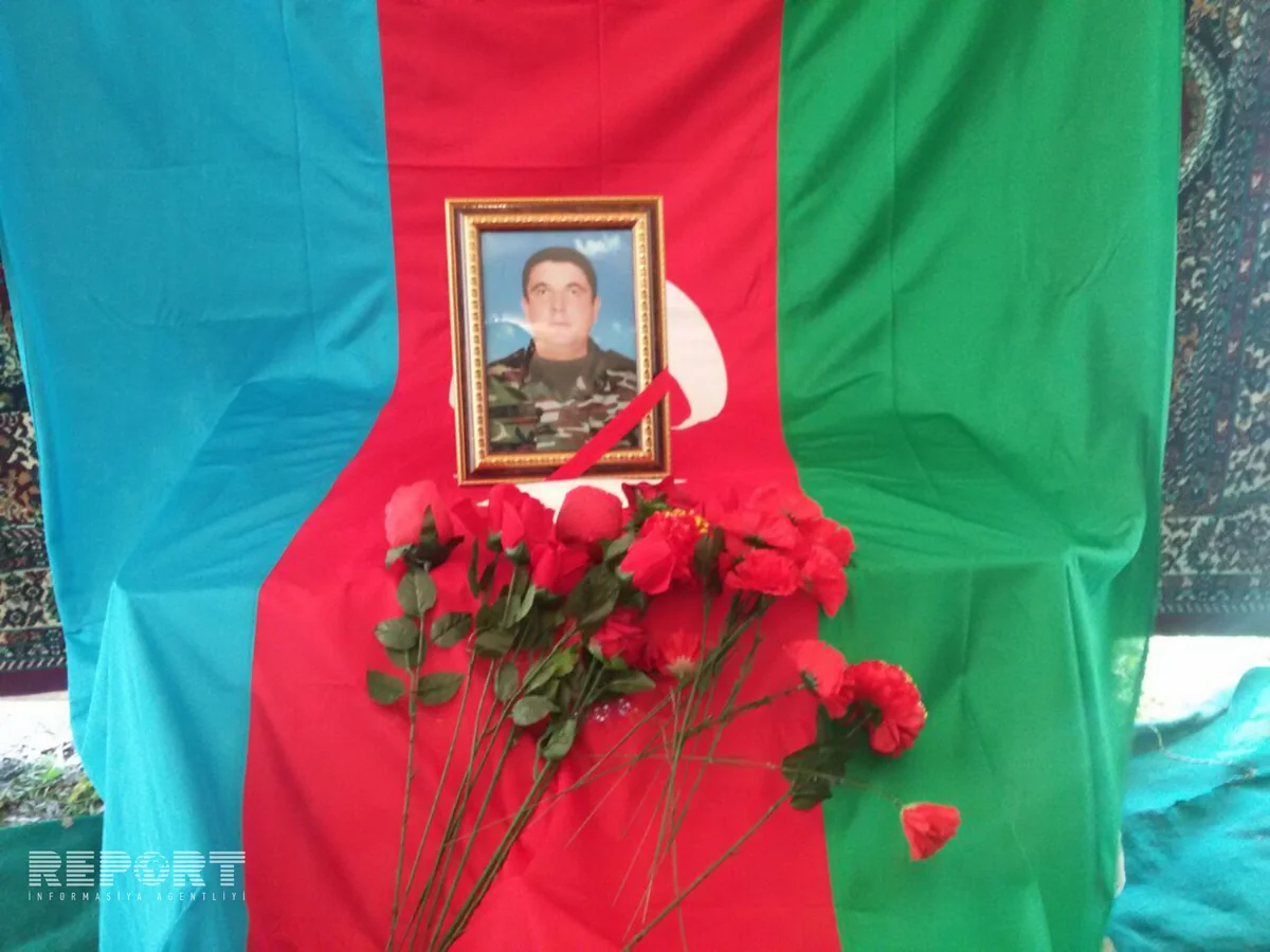 Azərbaycan ordusunun şəhid olan əsgərinin medalı qardaşına təqdim olunub - FOTO