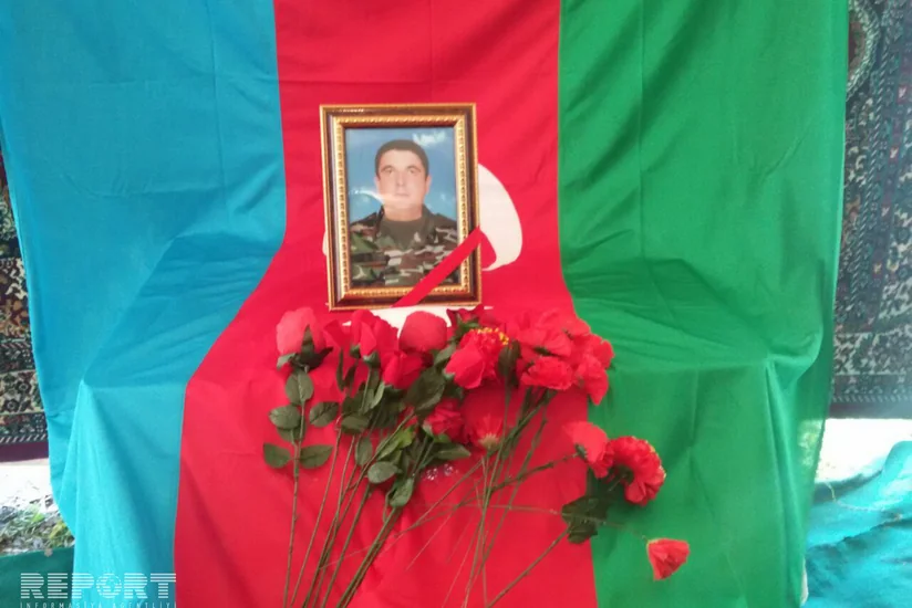 Azərbaycan ordusunun şəhid olan əsgərinin medalı qardaşına təqdim olunub - FOTO