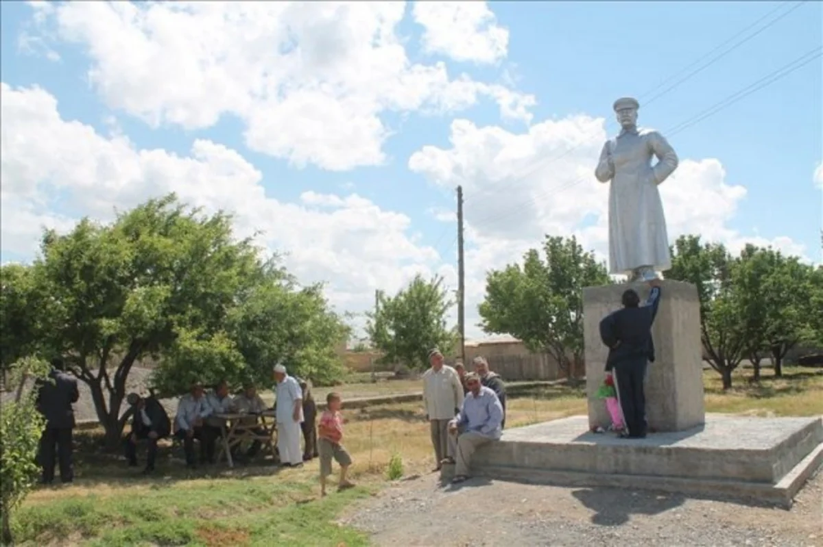 В одном из поселков Южно-Казахстанской области убрали памятник Сталину