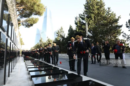 Kamran Əliyev prokurorluq işçilərinin peşə bayramı münasibətilə Fəxri xiyabanı ziyarət edib