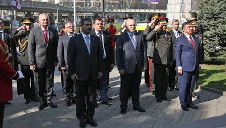 ​Azərbaycanın müdafiə naziri Gürcüstanın baş naziri ilə görüşüb