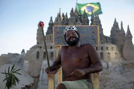 Braziliya sakini qumdan ev tikərək 22 ildir onun içində yaşayır