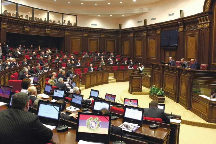 Ermənistanda hakim fraksiyanın üzvü deputatlıqdan istefa verib