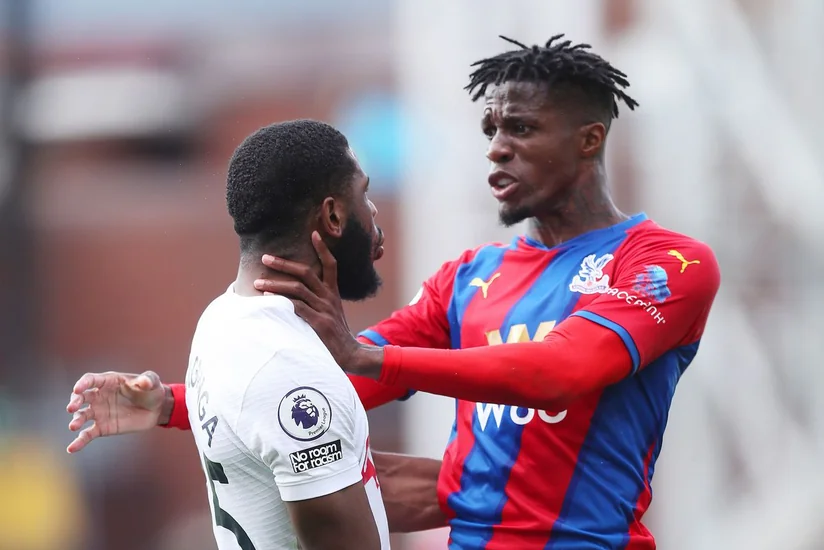 Тоттенхэм потерпел первое поражение в чемпионате Англии по футболу