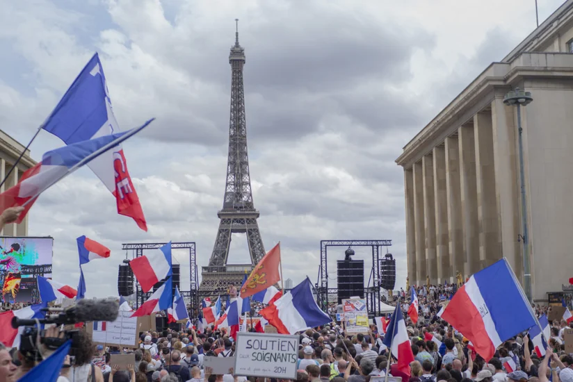 Во Франции протестуют против ограничительных санитарных мер из-за COVID-19