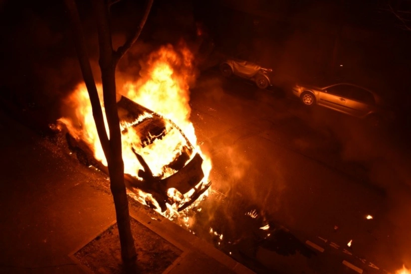 Bakıda yanan avtomobil tıxaca səbəb olub - YENİLƏNİB