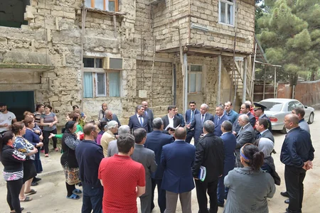 Rövşən Rzayev: Yaxın zamanlarda qəzalı binalarda məskunlaşan məcburi köçkünlərin problemlərinin həlli istiqamətində addımlar atılacaq