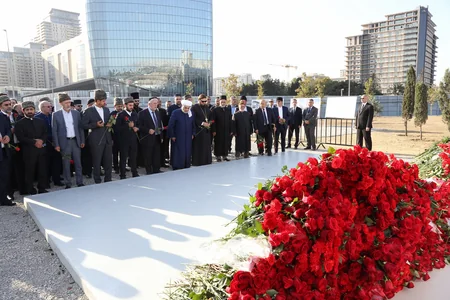Azərbaycan dini konfessiyalarının rəhbərləri Zəfər parkı və II Şəhidlər xiyabanını ziyarət ediblər