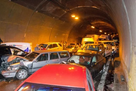 ​Bolqarıstanda tuneldə 50-dən yuxarı avtomobil toqquşub